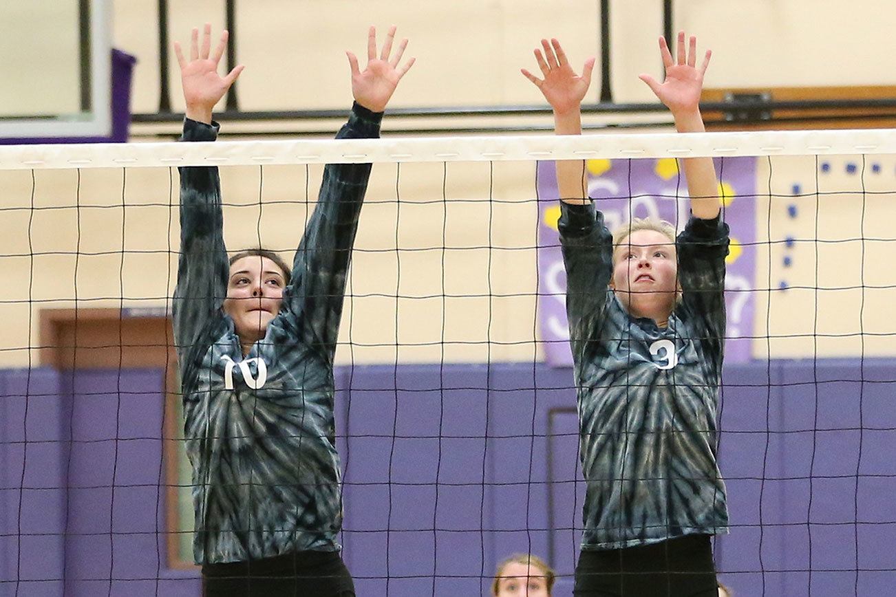 Oak Harbor hangs on for win / Volleyball