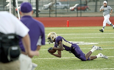 Rashaad Smith makes a diving catch for the Wildcats Friday night.