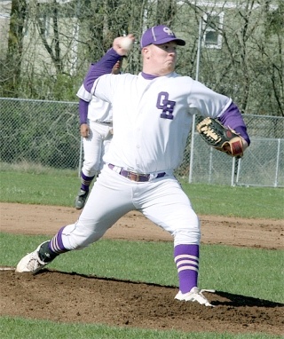 Senior Bennett Richter delivers a pitch in the third inning of Friday’s game.