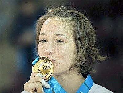 Marti Malloy kisses her gold medal after winning her class in the Pan American Games.