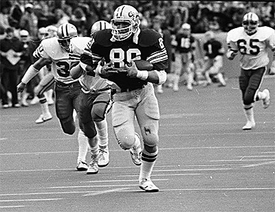 Pat Beach heads to the end zone after making a catch against Washington during his playing days at WSU. Beach will be inducted into the Cougar Hall of Fame in September.