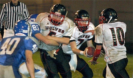 Ian Smith (10) accepts a handoff on a counter from Jason Bagby (7) while Chase Griffin (5) blocks. Smith also caught seven passes for 92 yards