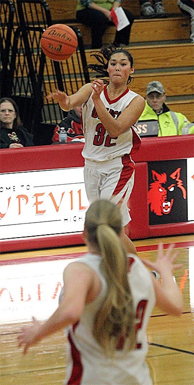 Makana Stone tosses a pass to Monica Vidoni Saturday. Stone had seven assists and Vidoni nine points in the game.