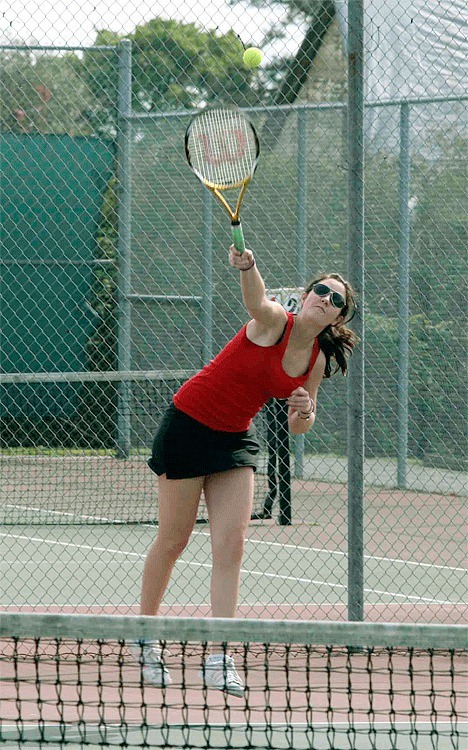 Coupeville No. 1 singles player Julia Sierra Castaño serves in her straight-set win Friday.