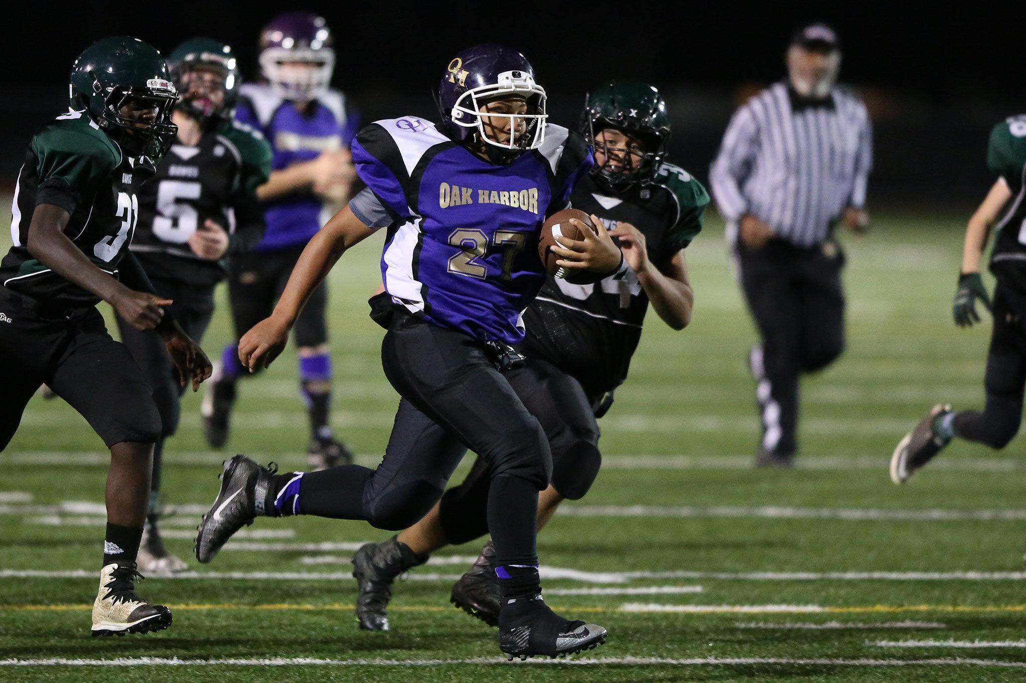 Malachi Rainey takes off on a long run for the Oak Harbor Senior team in its championhip win Saturday. (Photo by John Fisken)