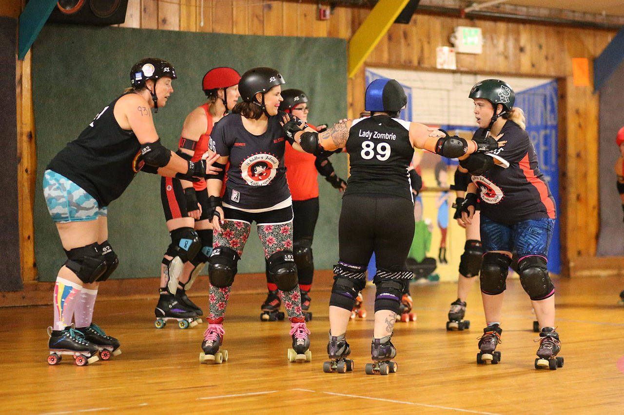 Roller Girls hold scrimmage / Roller derby