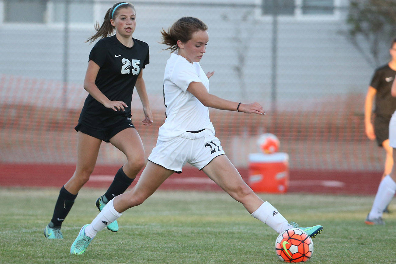Klahowya continues conference dominance / Soccer