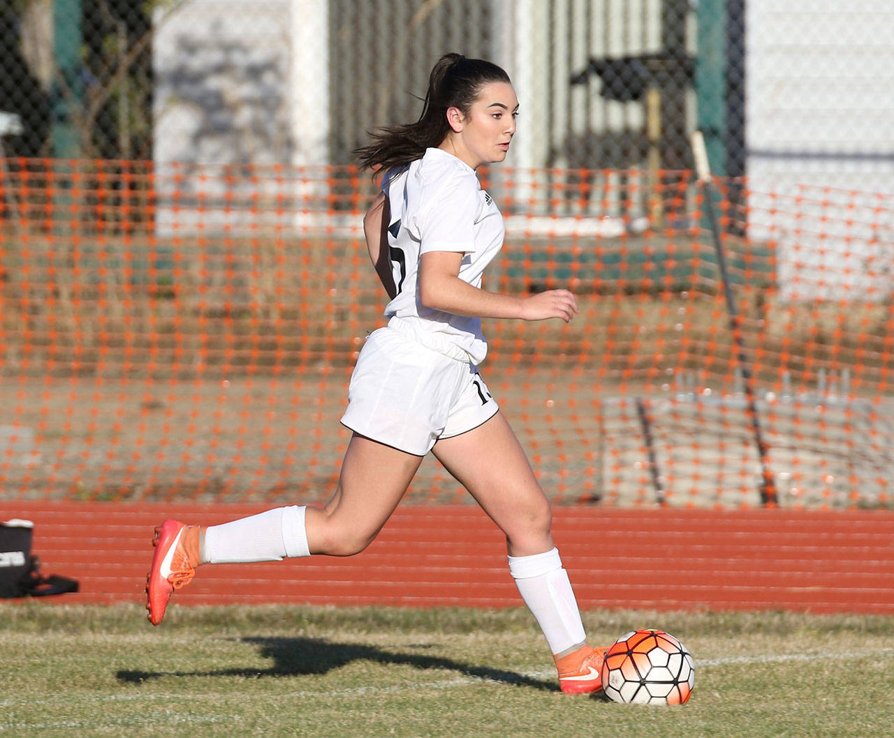 Kalia Littlejohn goes on the attack for the Wolves.(Photo by John Fisken)