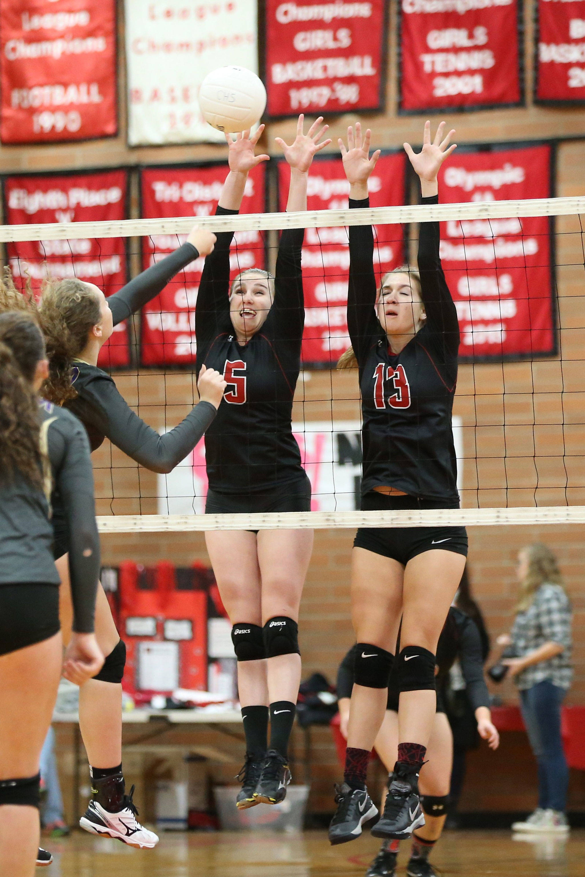 Mikayla Elfrank, left, and Emma Smith put up a block for Coupeville.(Photo by John Fisken)