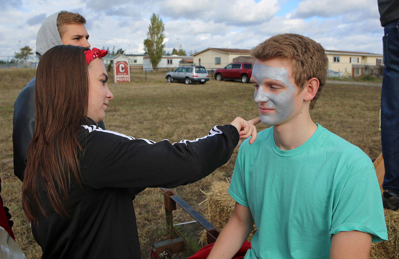 What would a homecoming parade be without some face paint? (Photo by John Fisken)