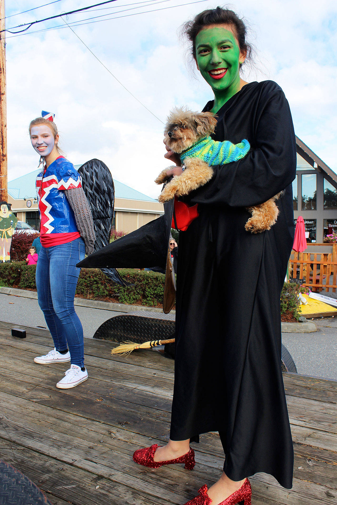 And Toto too: Coupeville High School celebrates Homecoming 2017 with an afternoon parade down South Main Street Friday. Sports teams, cheerleaders, bands and clubs joined characters from the Wizard of Oz, the decorating theme for “The Haunting of Coupeville.” Photo by Patricia Guthrie/Whidbey News-Times