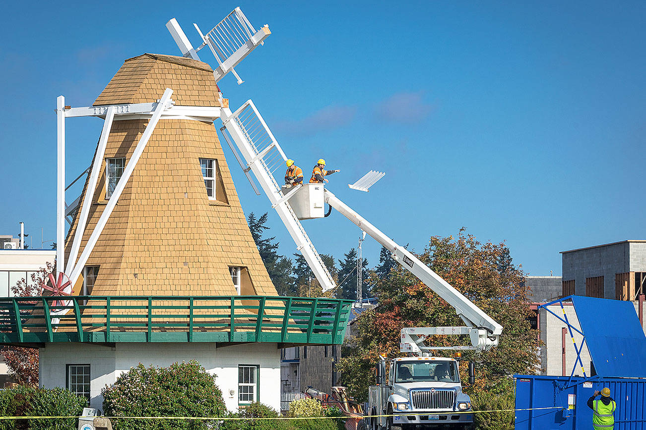 Oak Harbor begins dismantling of iconic windmill