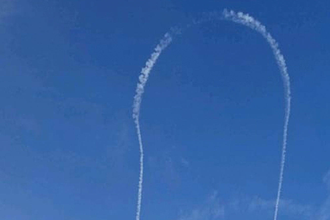 Growler pilot draws graffiti in the sky