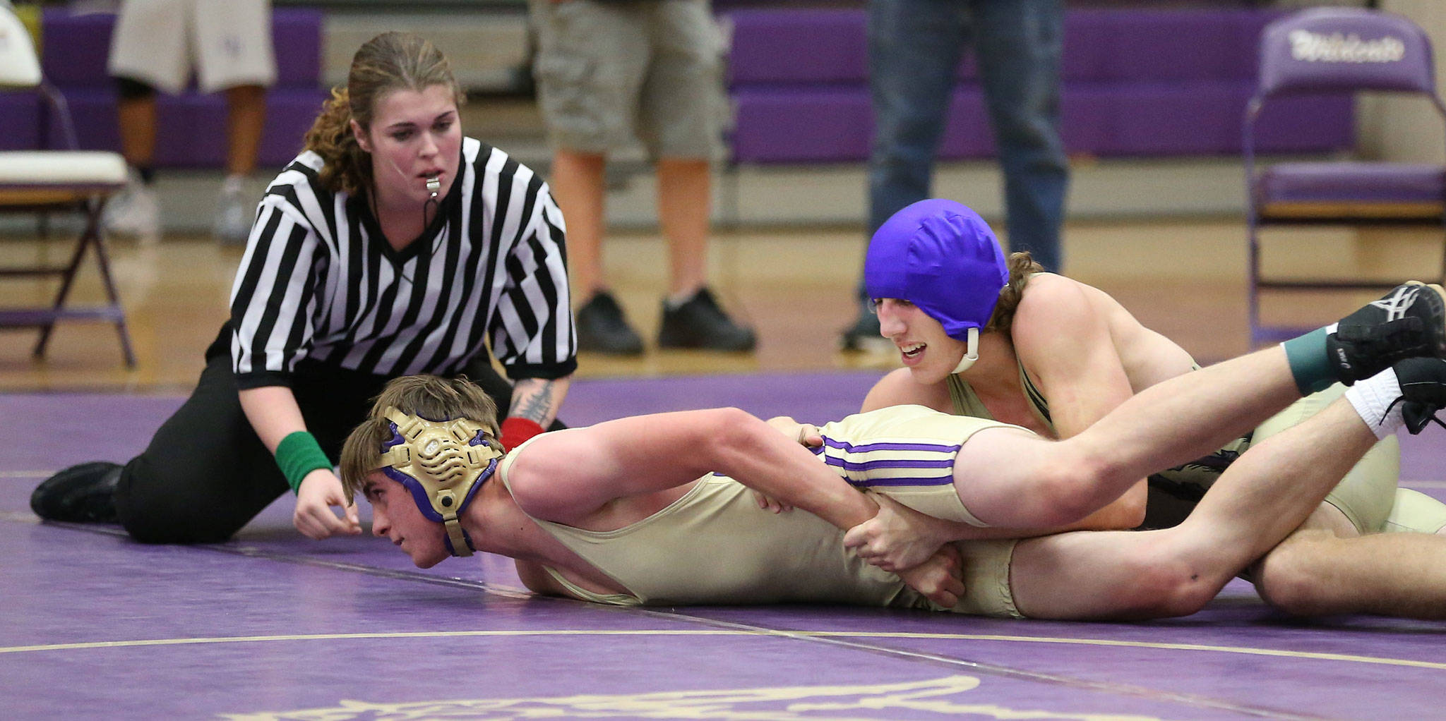 Ethan Pace, right, takes control in his match with Josh Simmons as official Meredith Bain looks on.(Photo by John Fisken)