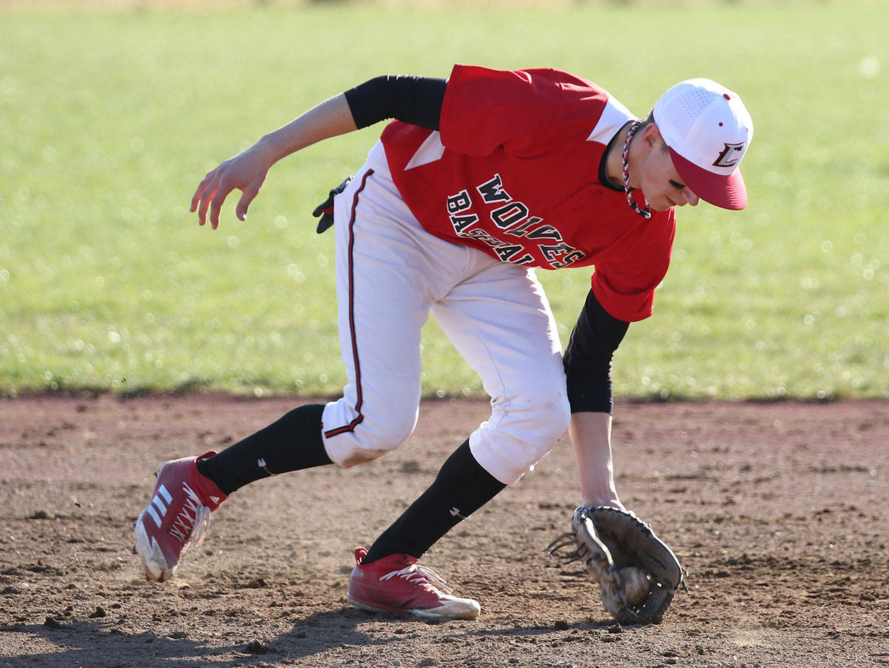 Nick Etzell scoops up a ground ball in Saturday’s win. (Photo by John Fisken)