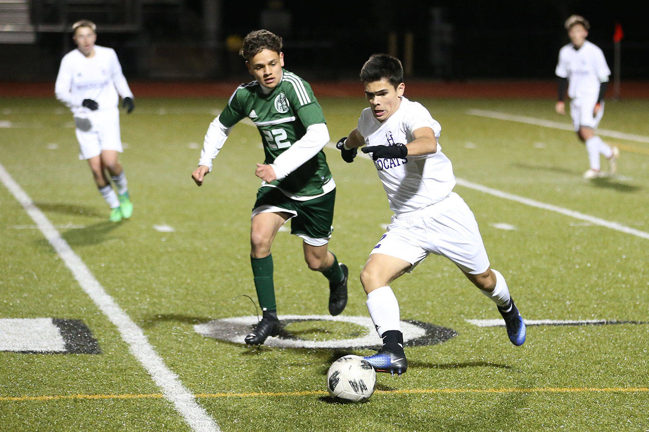 Kanoa King beats Mount Vernons Luis Rivera-Valles to the ball Friday.(Photo by John Fisken)