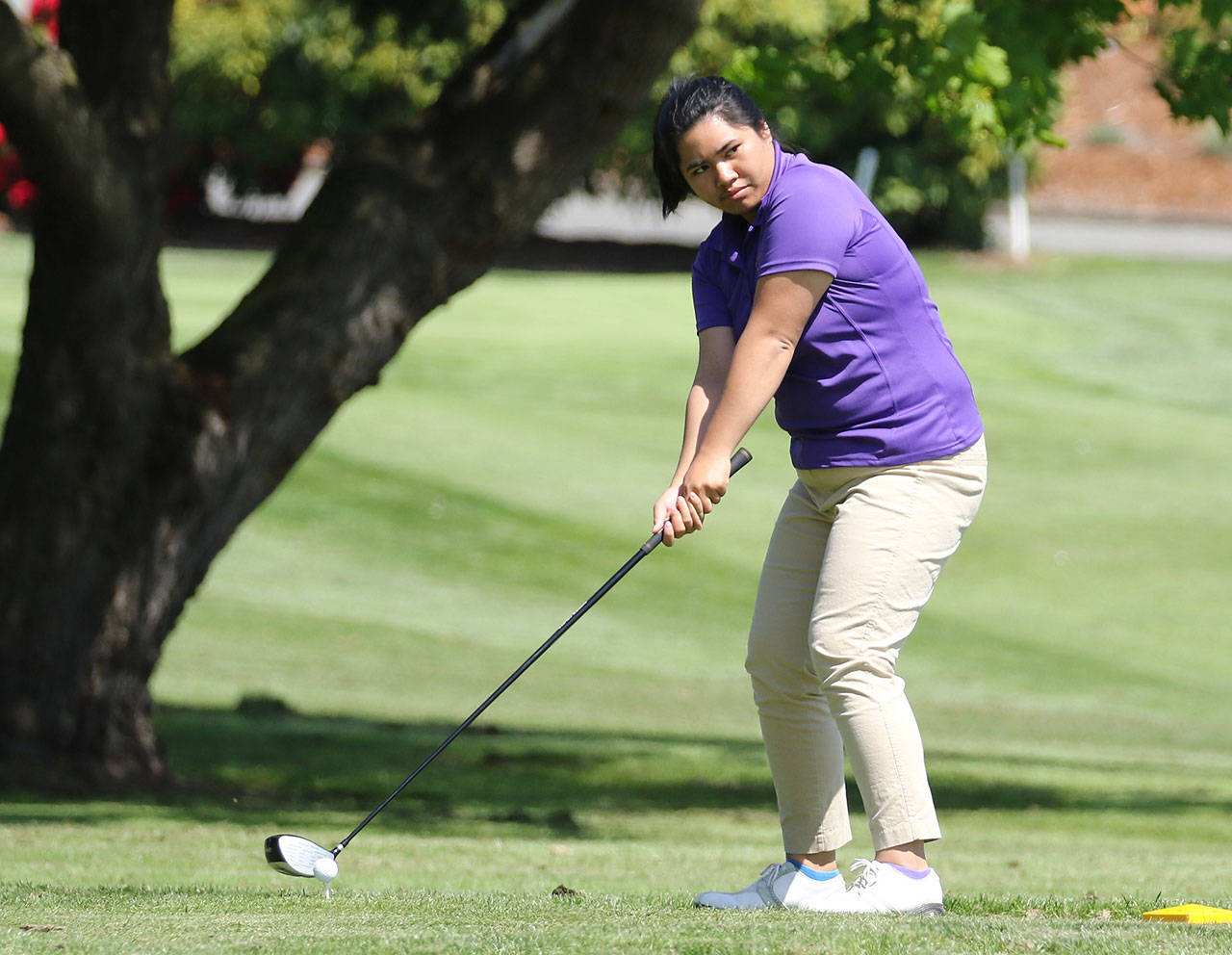 Jenna Flores lines up her first drive. (Photo by John Fisken)