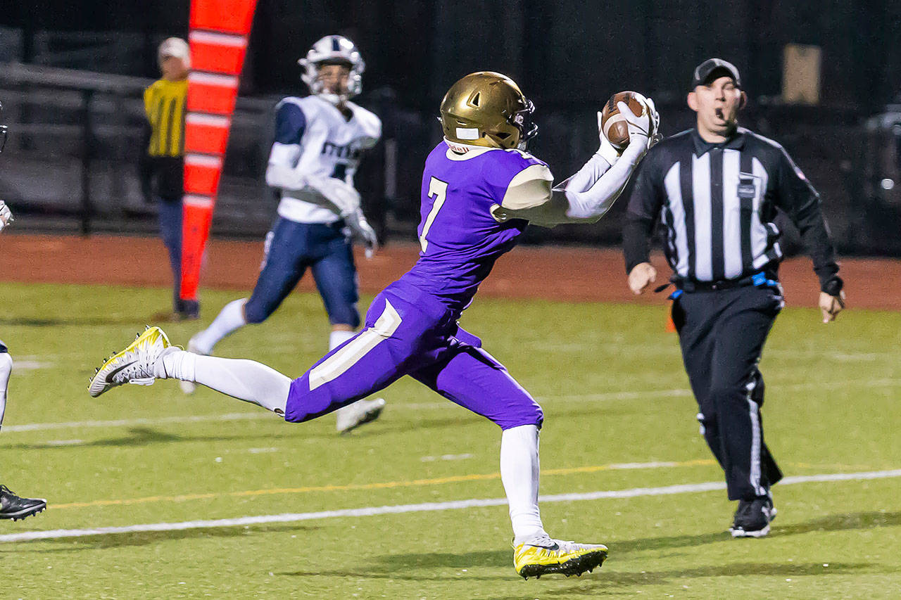 Dorian Hardin hauls in a pass in Friday’s game with Squalicum. (Photo by John Fisken)