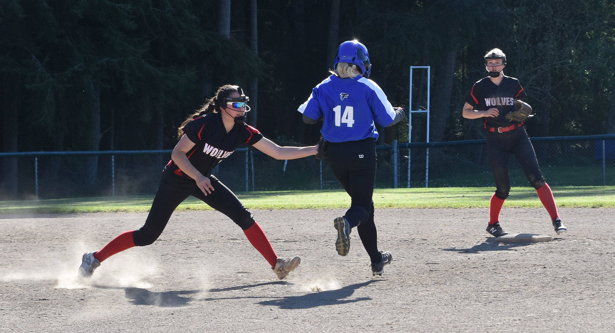 Coupeville second baseman Scout Smith tags out South Whidbey’s Makenna Morley as shortstop Chelsea Prescott looks on.(Photo by Karen Carlson)