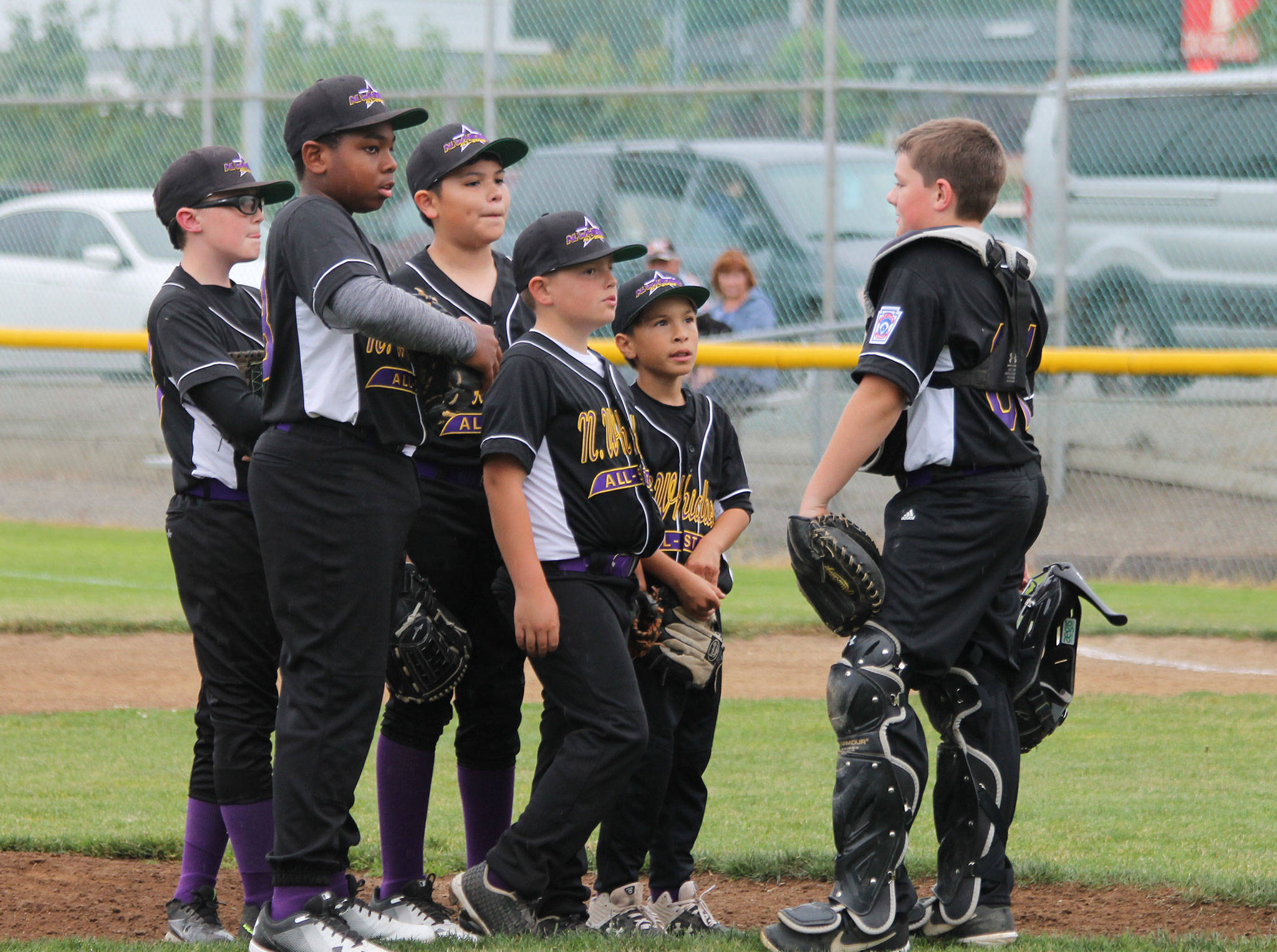 North Whidbey meets at the m0und during a break in the action. From the left are Coop Cooper, Daniel Richey, Nikko Gonzales, Easton Burton, Gaven Gemmell and Meyer Brayden.(Photo by Jim Waller/Whidbey News-Times)