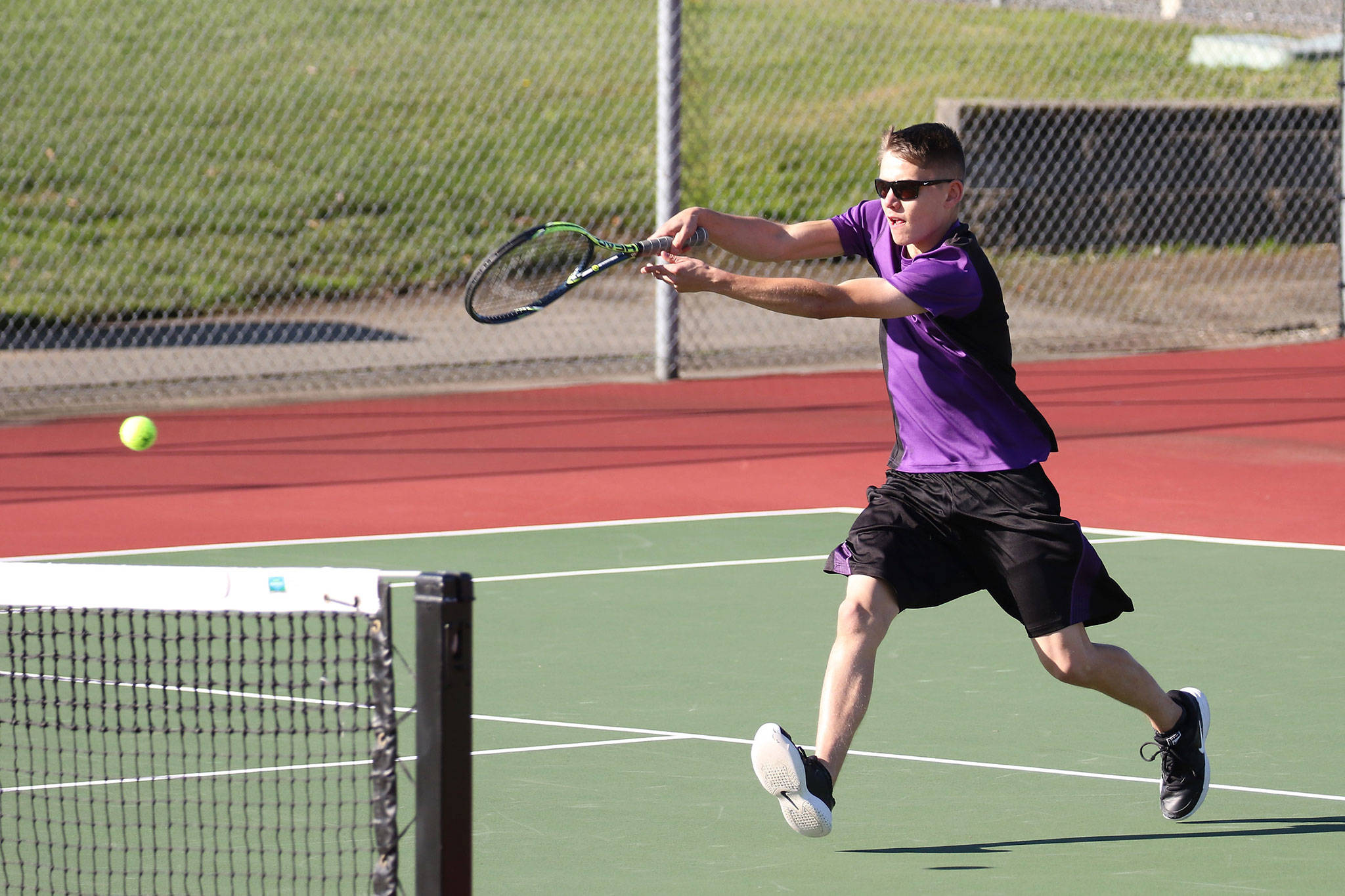 Oak Harbor’s Ezra Franklin returns a shot in the district singles tournament Tuesday. (Photo by John Fisken)