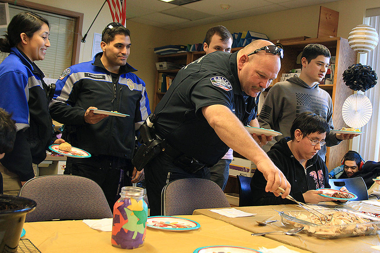 Oak Harbor police are guests of honor at academy’s ‘friendsgiving’ feast
