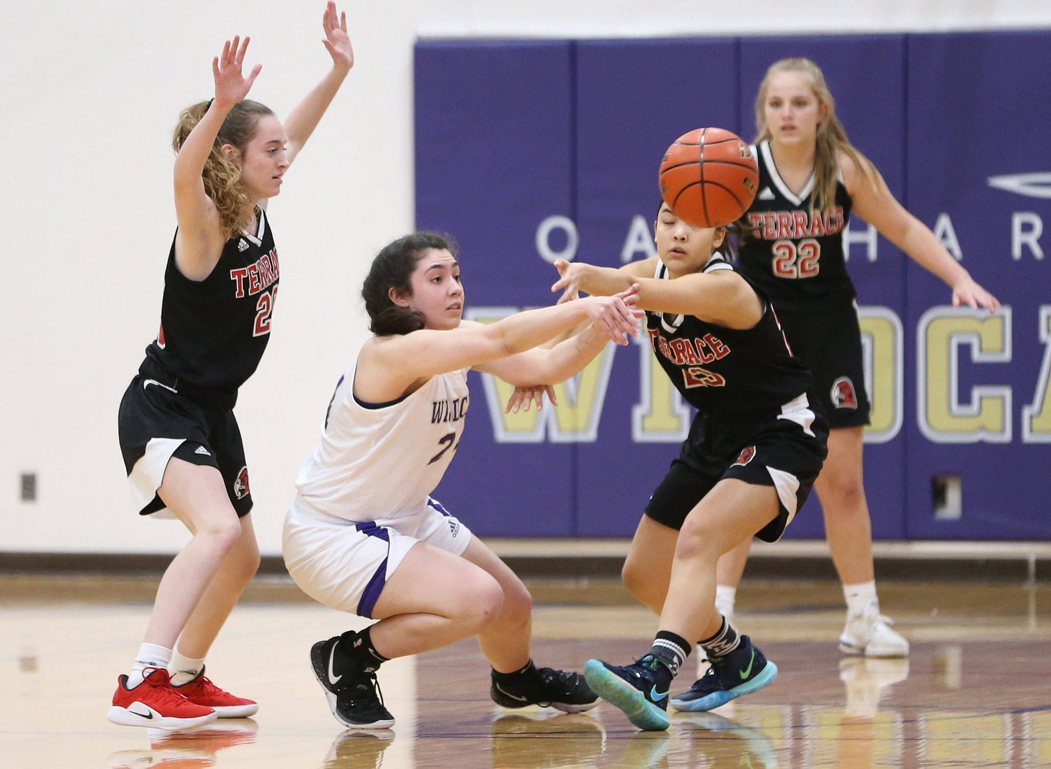 After recovering a loose ball, Oak Harbor’s Anna Jones fires a pass to a teammate in Thursday’s game with Mountlake Terrace.(Photo by John Fisken)