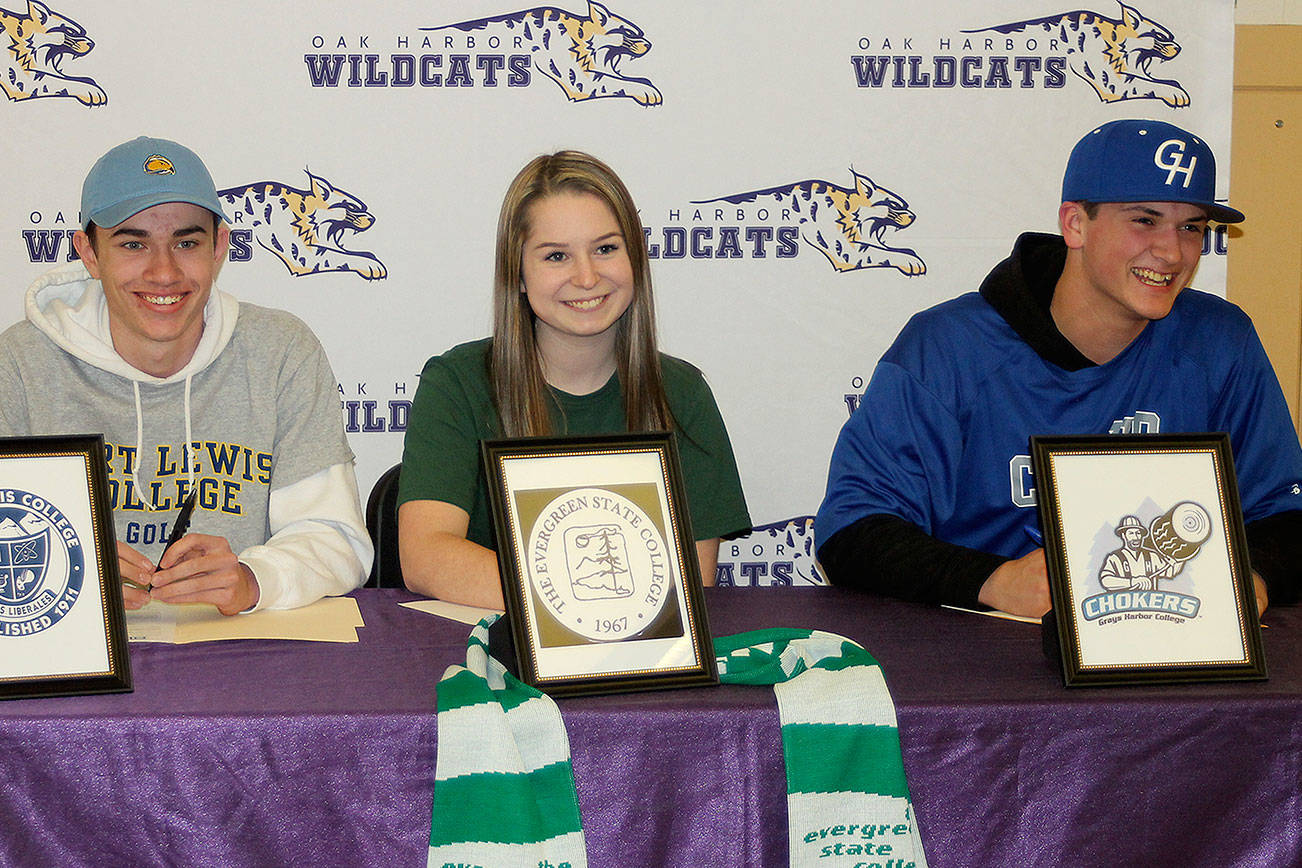 3 Wildcats sign letters of intent