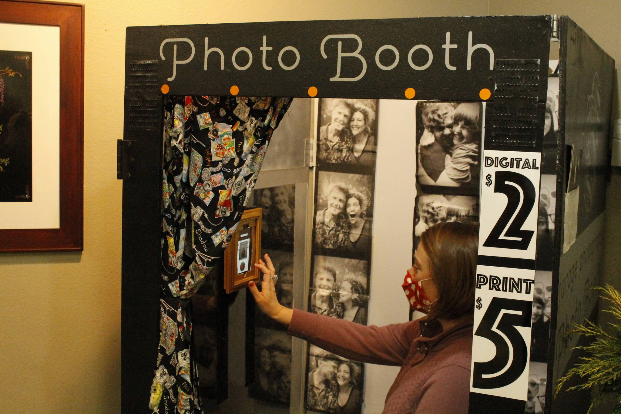 Jamie Farage demonstrating how the photo booth works. Photo by Kira Erickson/Whidbey News-Times