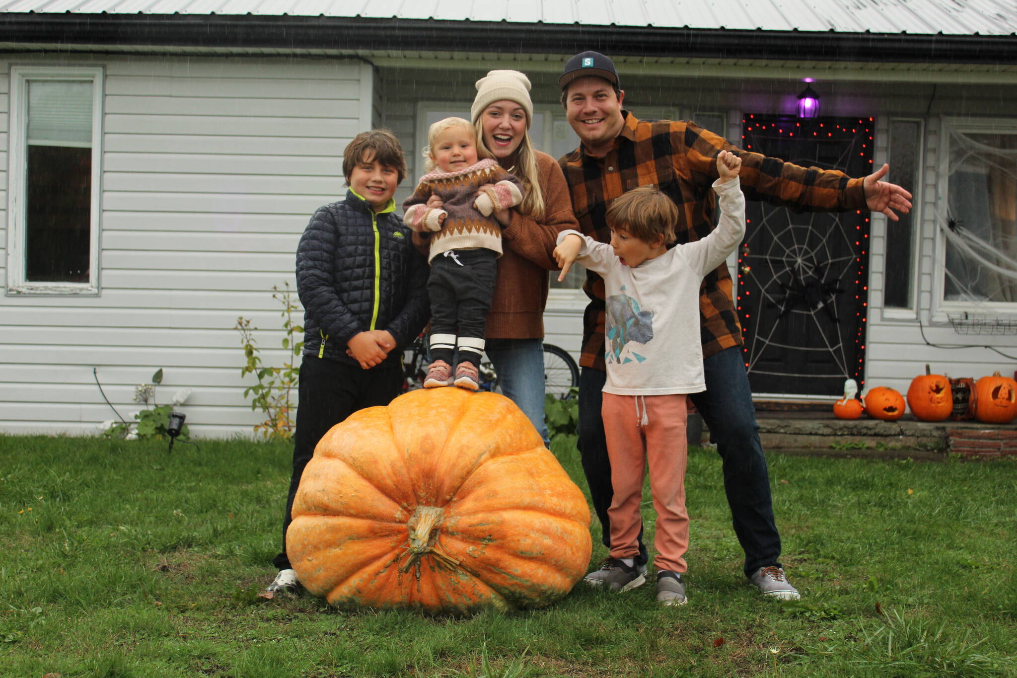 Courtnie Deckwa, James Cardinal and their children, Aiden, 10, Matilda, 1, and Kai, 6, pose with their prize. (Photo by Karina Andrew/Whidbey News-Times)