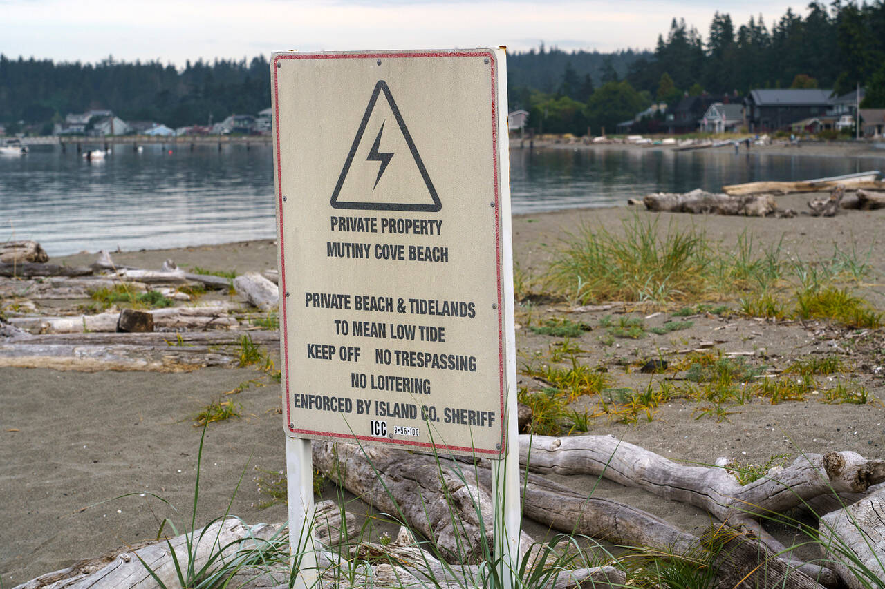 Photo by David Welton
A sign a few steps away from public access at Robinson Beach warns of private property.