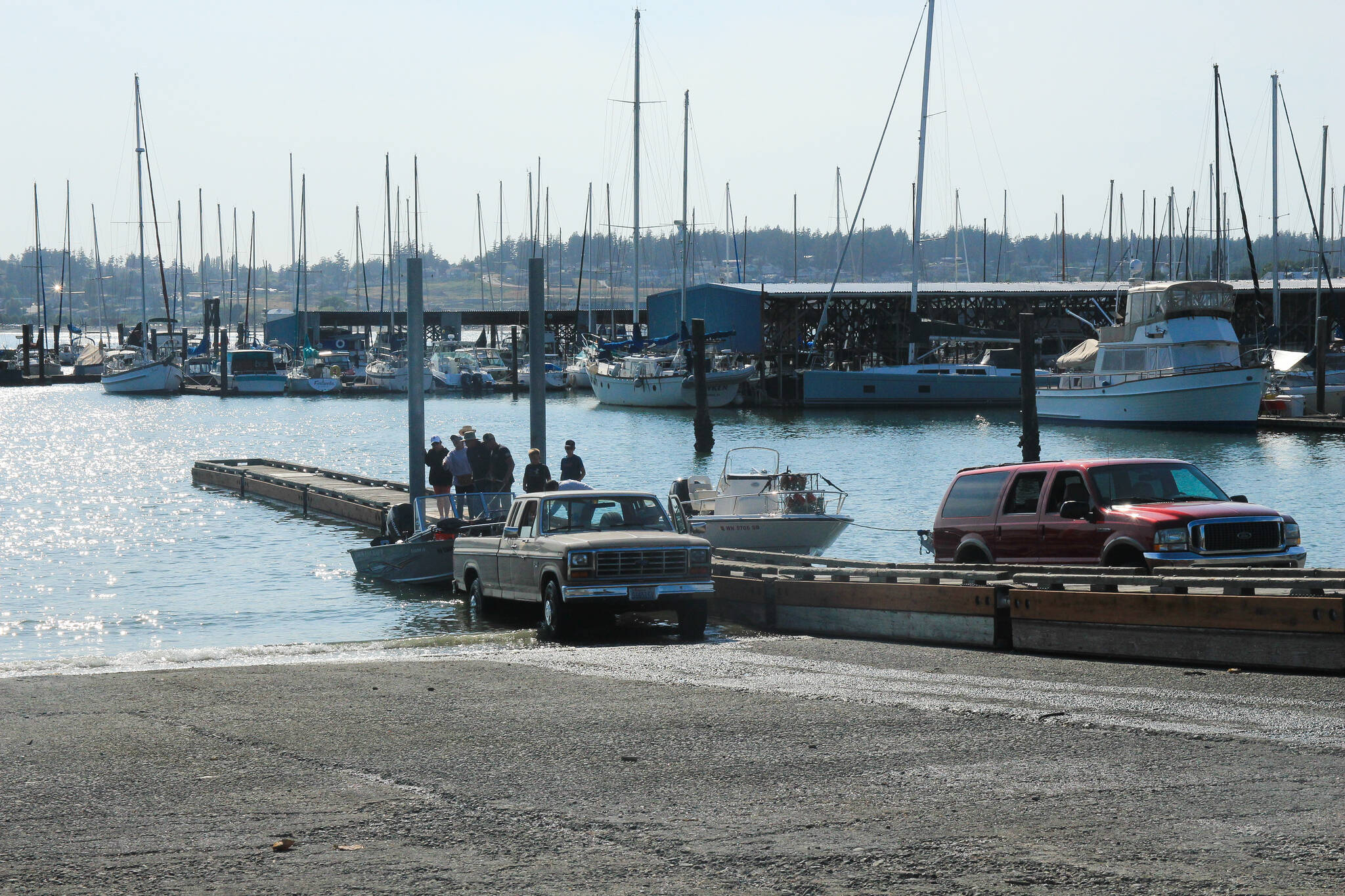 Crabbers prepare to pull their boats out of the water with the help of the new ramp float. (Photo by Luisa Loi)