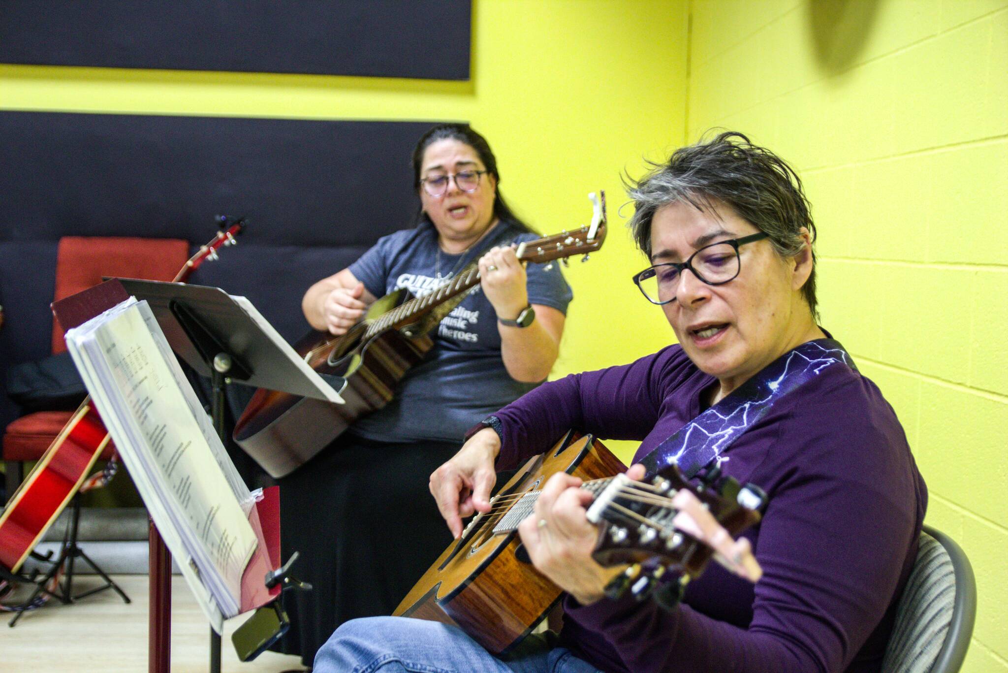 Right to left, Candy O’Neal and Melissa Johnson play at the Guitars for Vets Sunday Jam. (Photo by Luisa Loi)