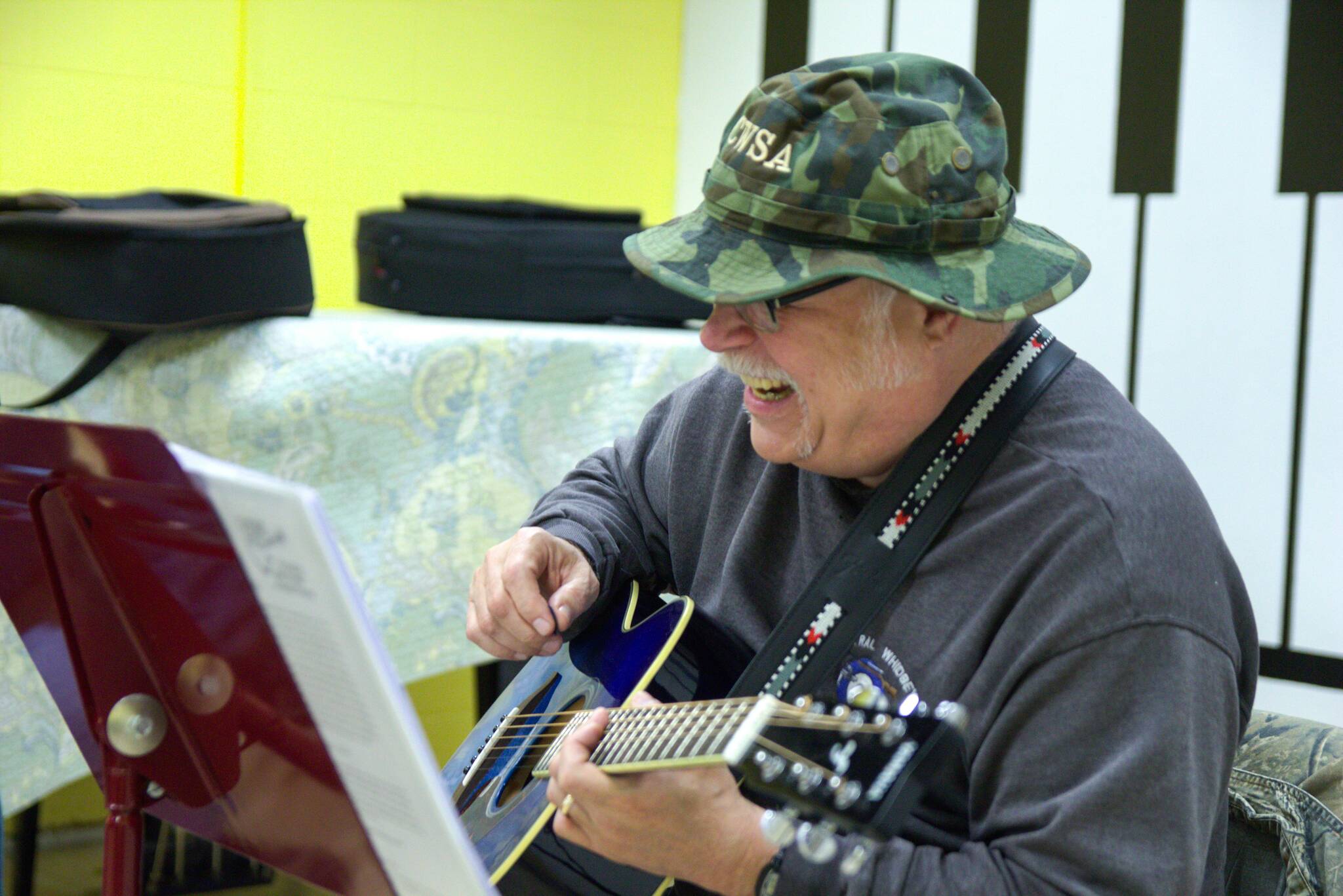 Gary Raster has fun playing old songs. (Photo by Luisa Loi)