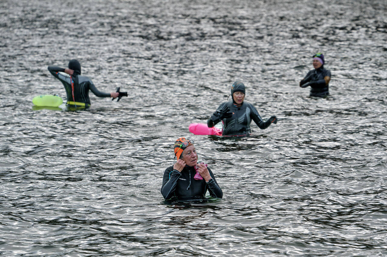 A group of friends begin their swim in the cold waters of Puget Sound. (Photo by David Welton)