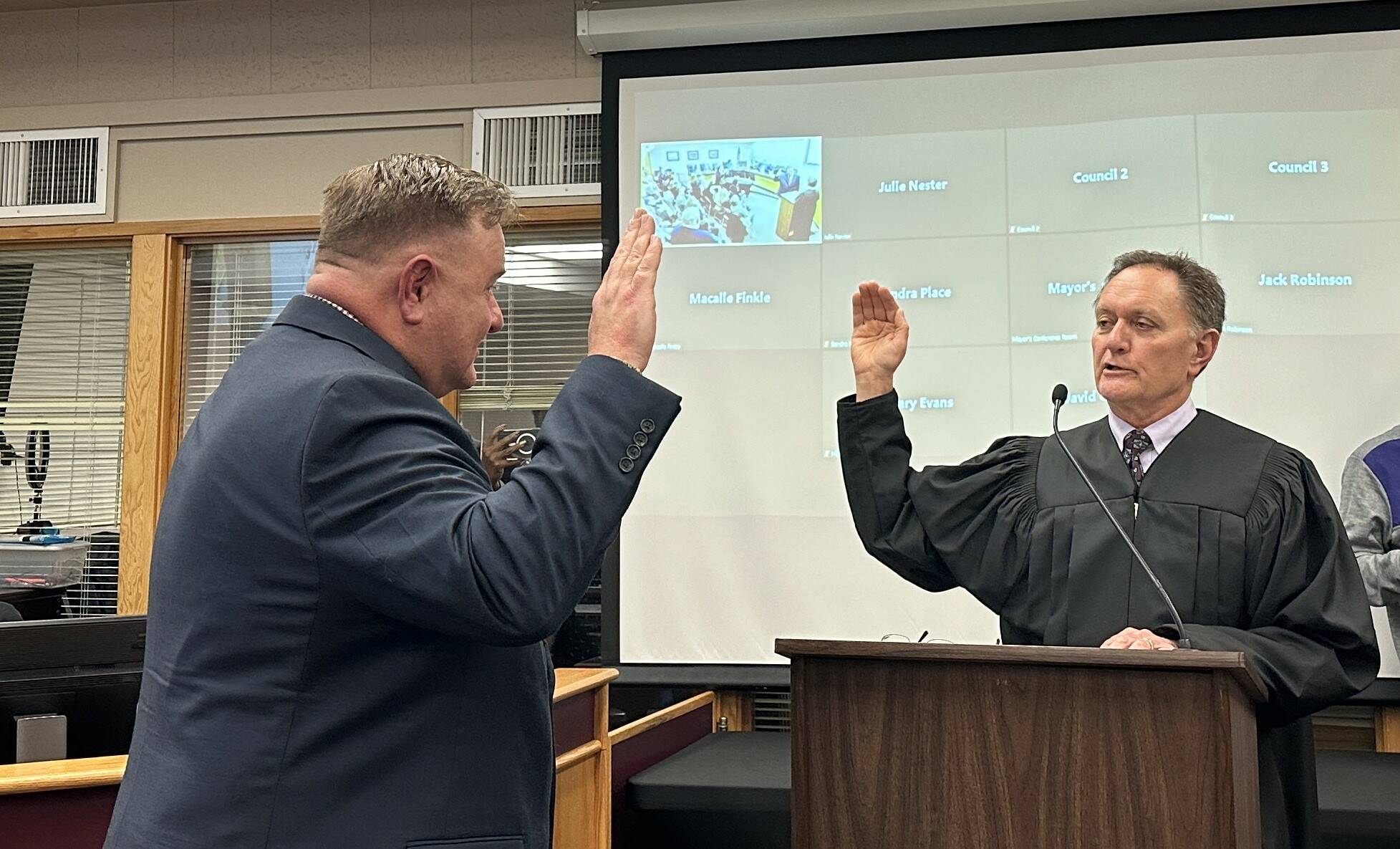 Judge William Hawkins swears in Mayor Ronnie Wright. (Photo by Sabrina Combs)