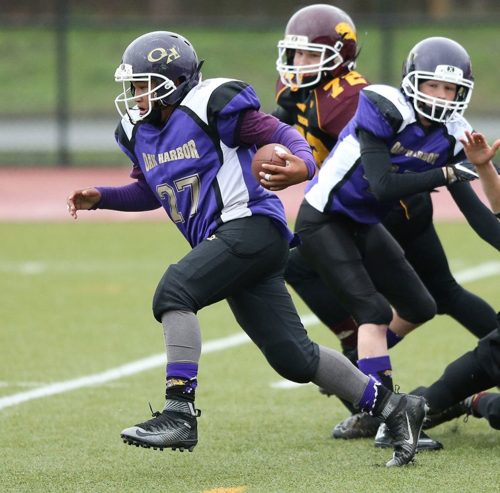 Malachi Rainey heads to the end zone for an Oak Harbor t0uchdown. (Photo by John Fisken)