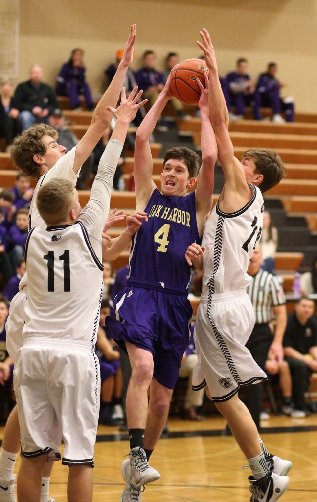 Gabe Salinger attracts a crowd as he heads to the basket. (Photo by John Fisken)