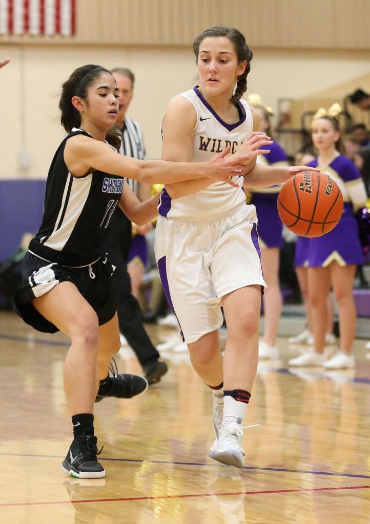 Oak Harbor&rsquo;s Bryn Langrock beats Davi Borromeo off the dribble. (Photo by John Fisken)