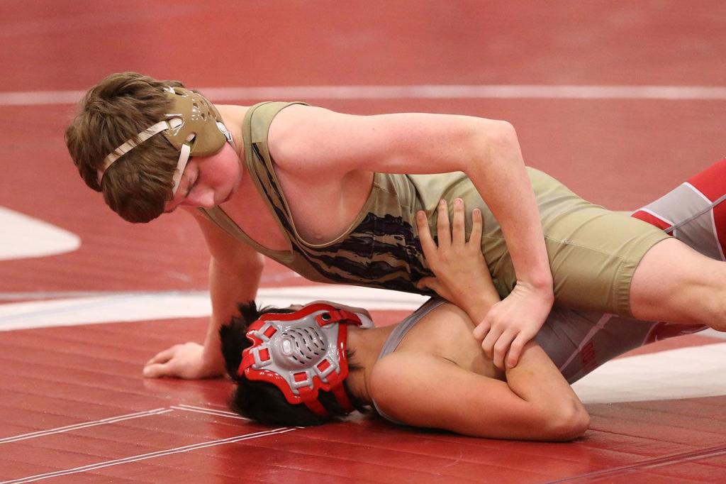 Sidney Thomas records a first-round fall over Stanwood&rsquo;s Ben Wemett. (Photo by John Fisken)