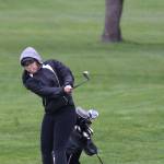 Makalyn Miller chips to the green. (Photo by John Fisken)