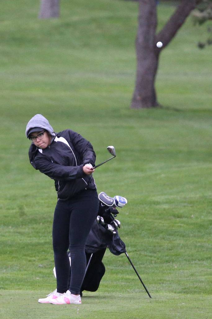 Makalyn Miller chips to the green. (Photo by John Fisken)