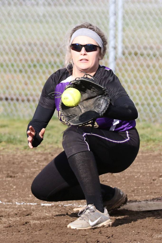 First baseman Halle Carpenter looks in a throw. (Photo by J0hn Fisken)