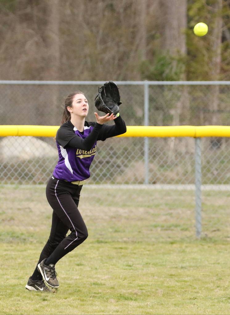Lindsay Duchnowski hones in on a fly ball. (Photo by John Fisken)