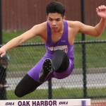 Oak Harbor runs by Mount Vernon / Track