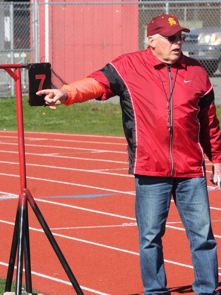 Starter Bill Young gives runners instructions. (Photo by Jim Waller/Whidbey News-Times)