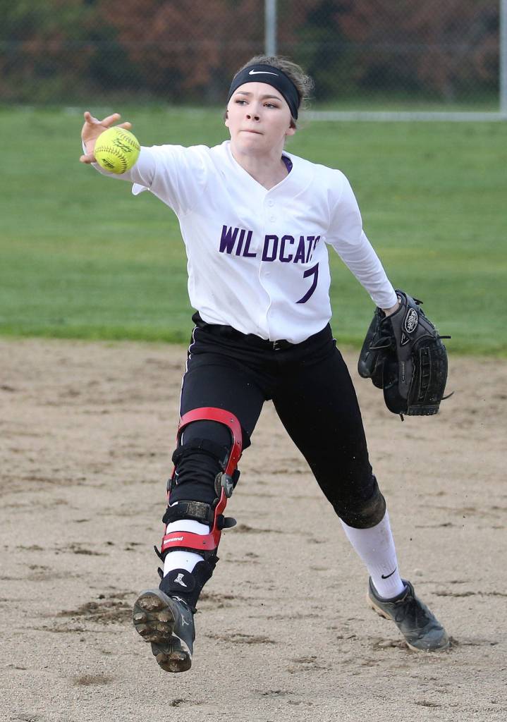 Brooke Wilson uses a backhand toss to force a Lynnwood runner. (Photo by John Fisken)