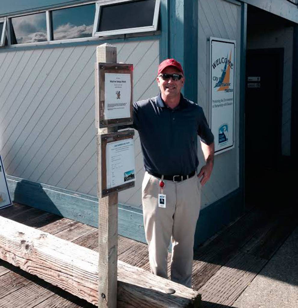Dave Steckman checks out the crew list. (Photo by Bill Walker)