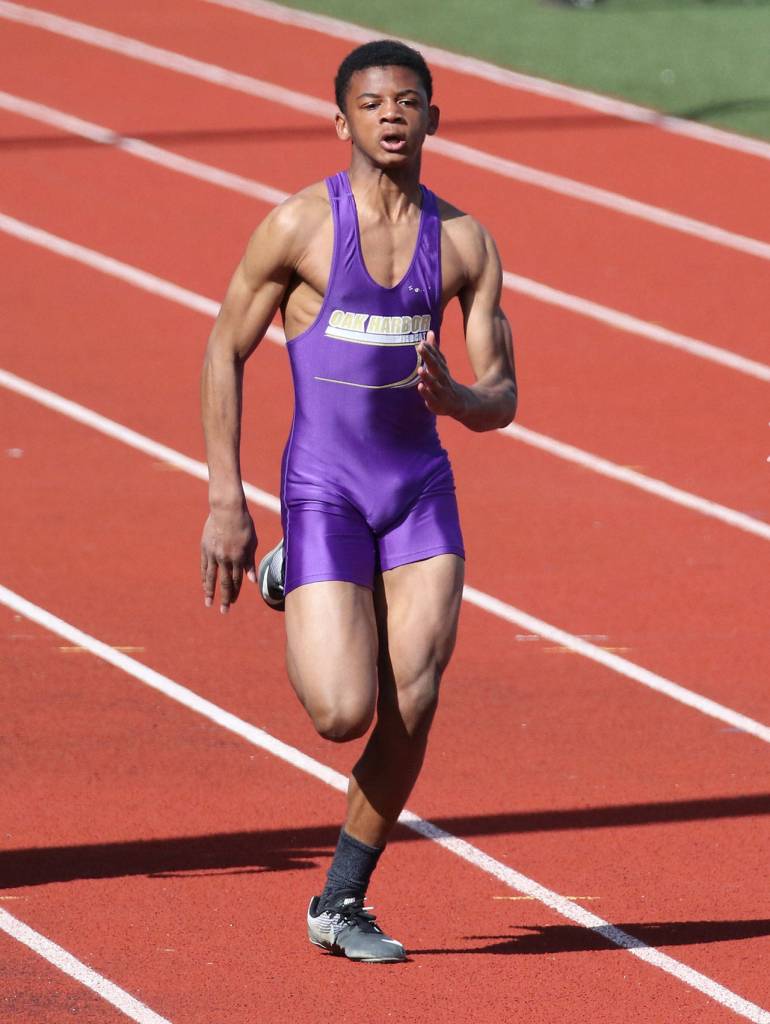 Dorian Hardin runs in the 100 meters for Oak Harbor at Thursday&rsquo;s track meet. (Photo by John Fisken)