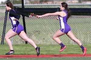 Oak Harbor tramples two / Track